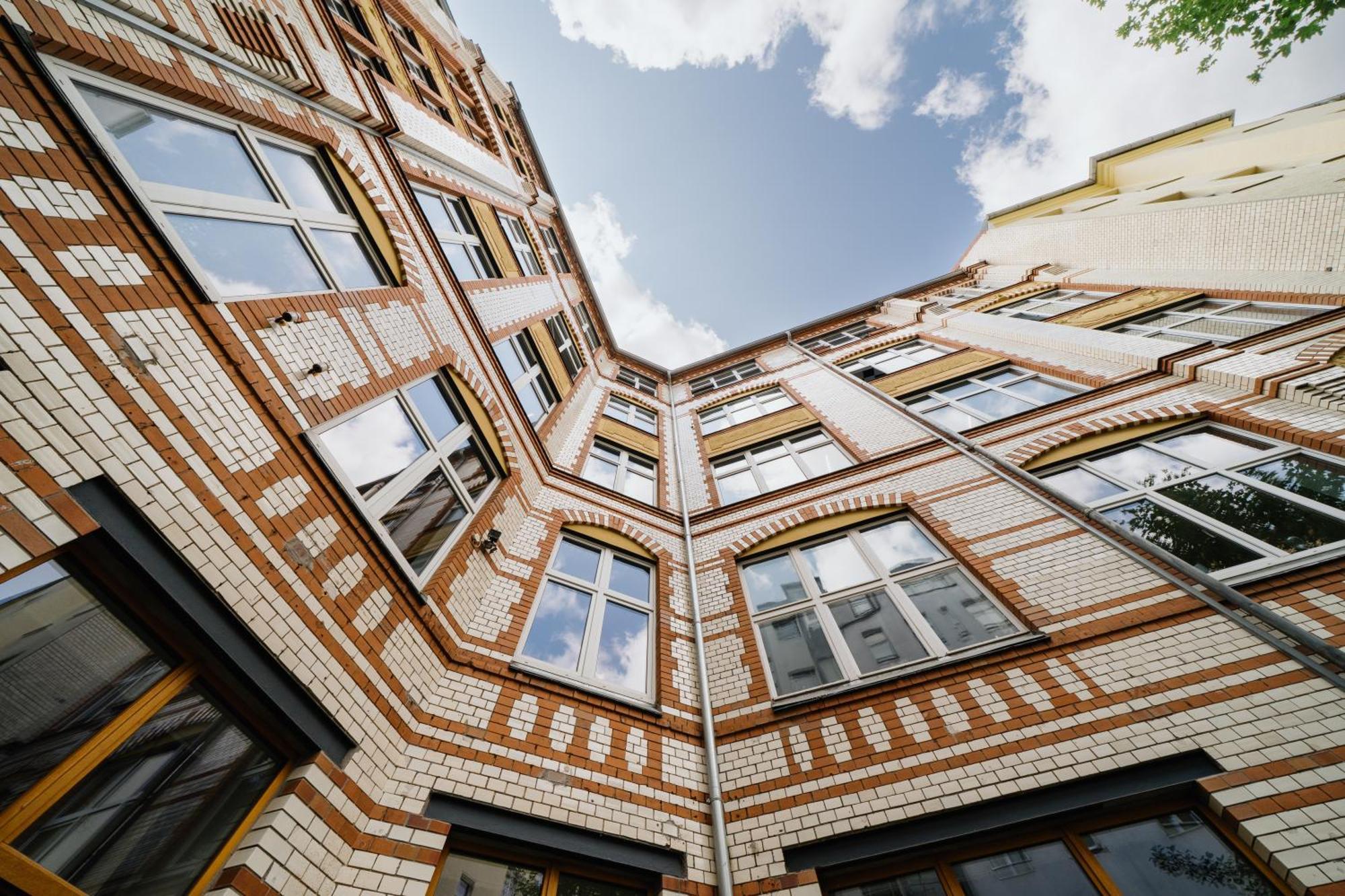 Homely - Historic Building, 3 Bedrooms, Mauerpark, Family & Business Apartment Berlin