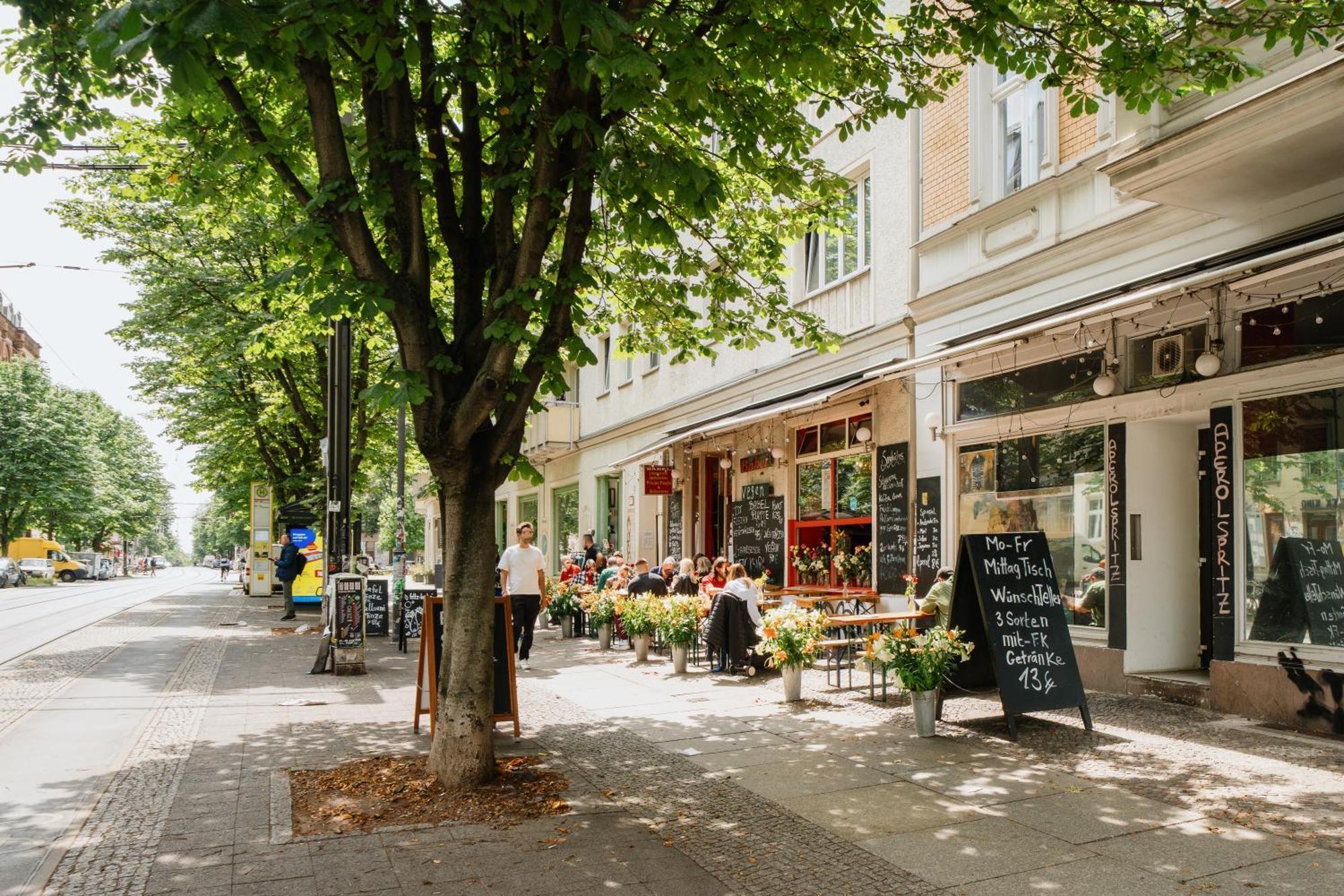 Apartment Homely - Historic Building, 3 Bedrooms, Mauerpark, Family & Business Berlin