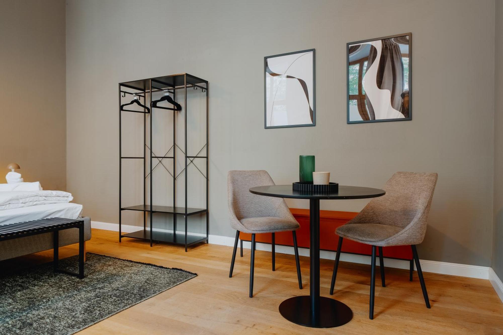 Homely - Historic Building, 3 Bedrooms, Mauerpark, Family & Business Berlin