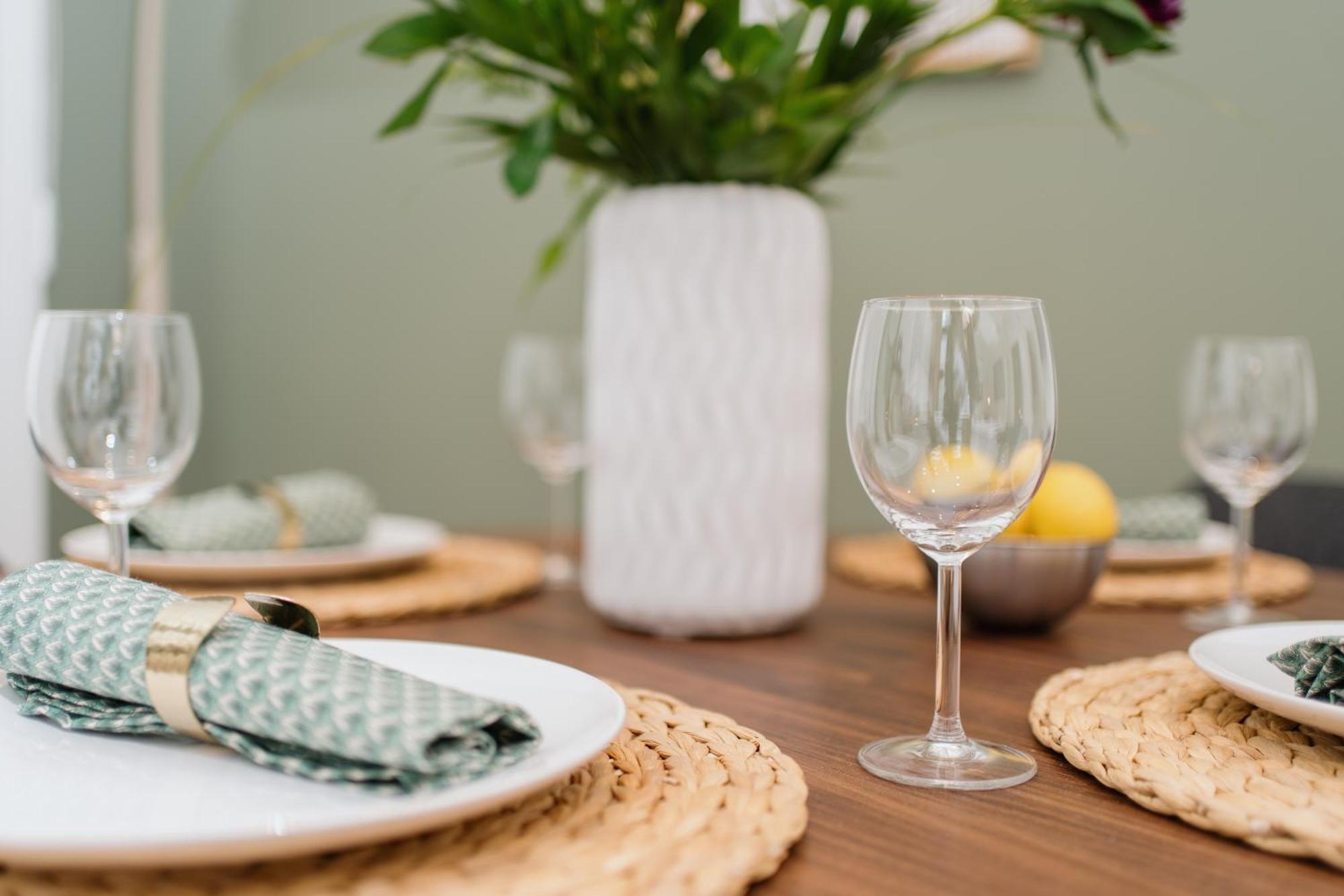 Homely - New Build , Near River , Main Station , Family & Business Apartment