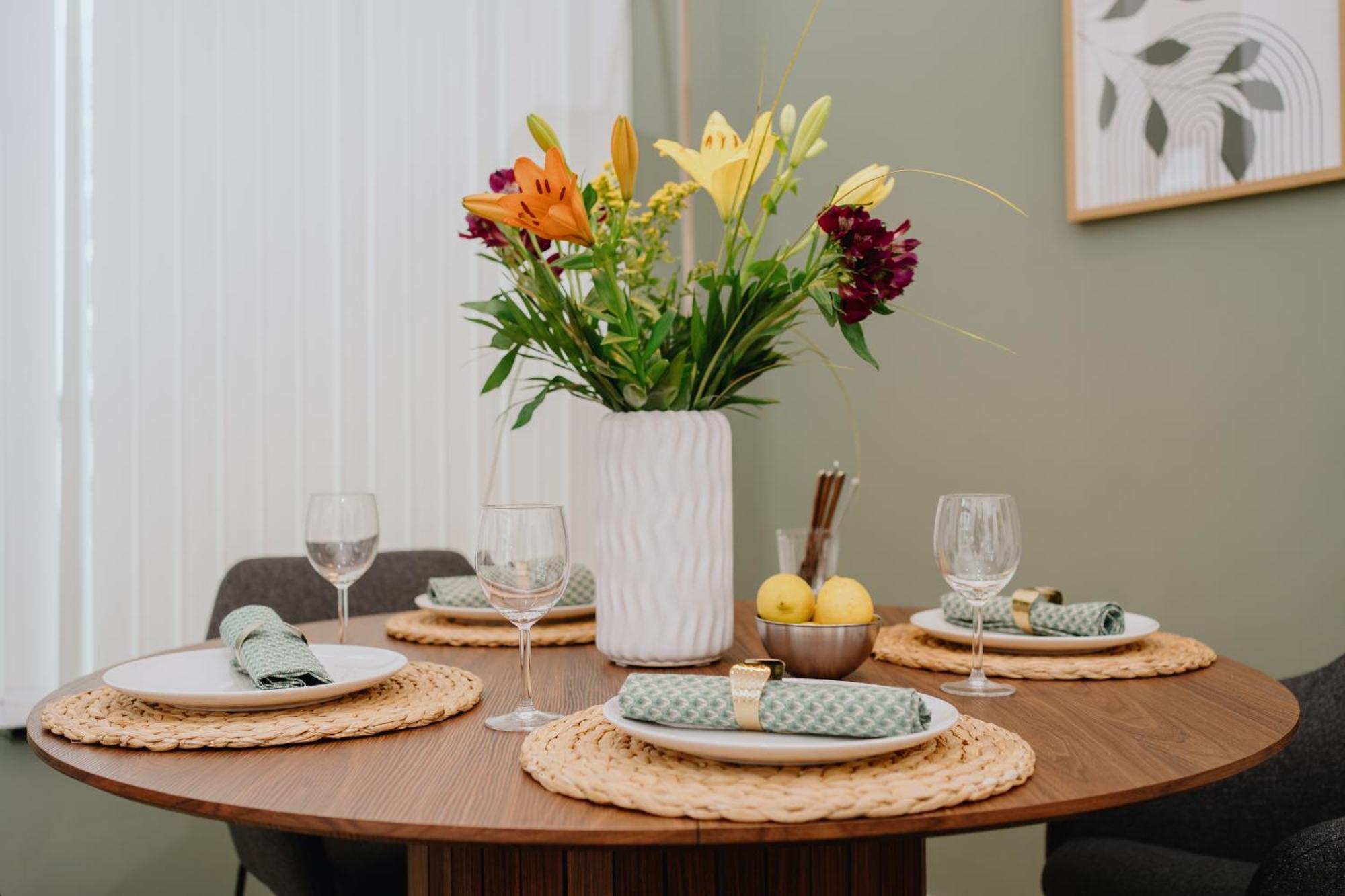 Apartment Homely - New Build , Near River , Main Station , Family & Business *