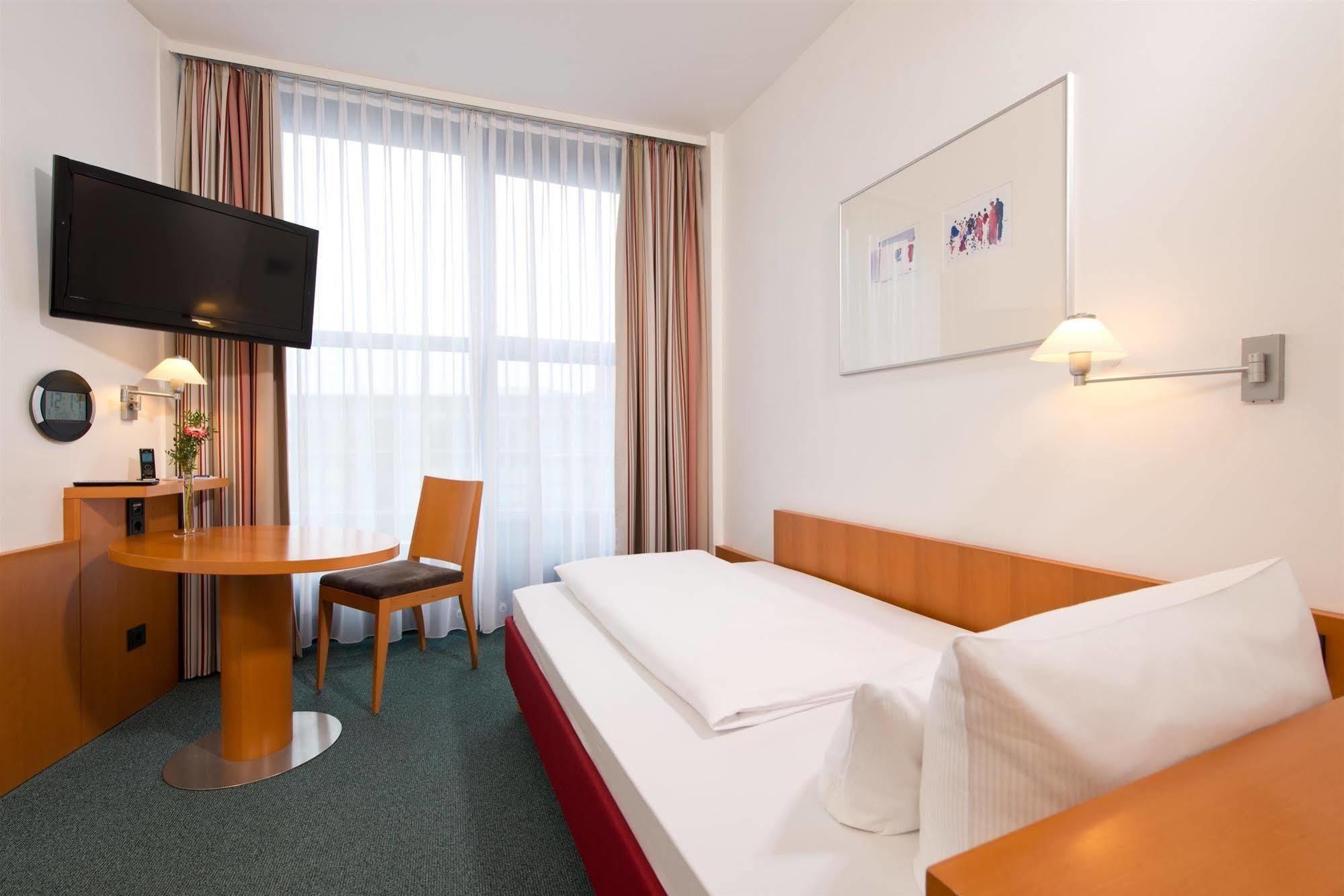 Hotell Am Borsigturm 4*