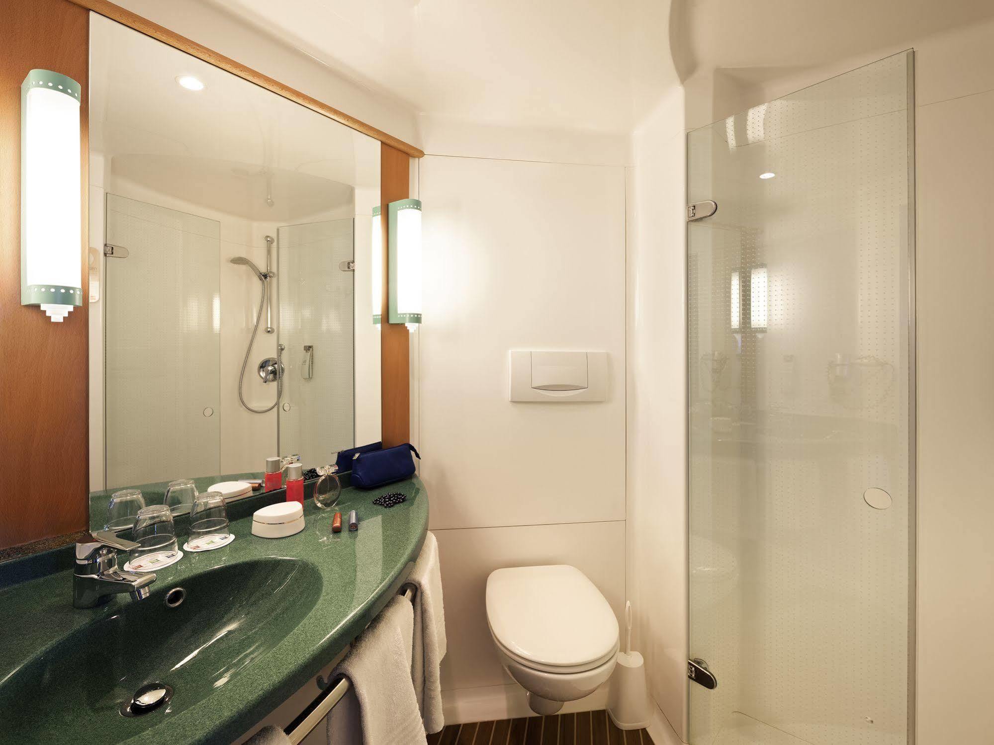 City-west Hotell 2*