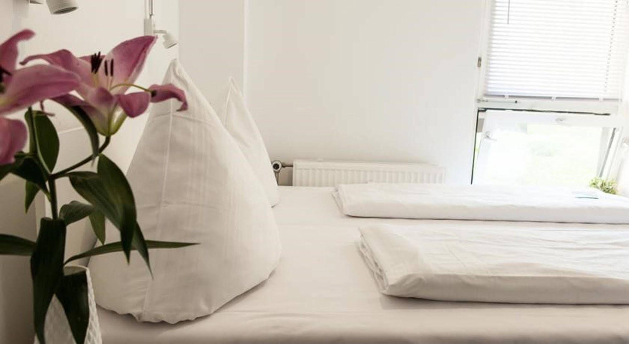 Near Brandenburg Gate - Rooms&apartments Hostel *