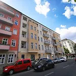 Conrad-B By Rockchair Apartments L Superhost Status L Super Flat, 3 Bedrooms 2 Bathrooms Welcomes You!