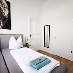 Conrad-B By Rockchair Apartments L Superhost Status L Super Flat, 3 Bedrooms 2 Bathrooms Welcomes You!