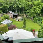 Premium Gruppenunterkunft Fuer Bis Zu 25 Gaeste Im Garten Mit Badefass