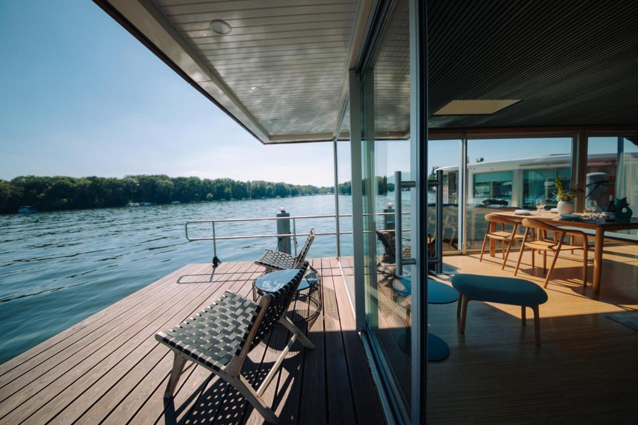 Julia - Schwimmendes Botel Berlin