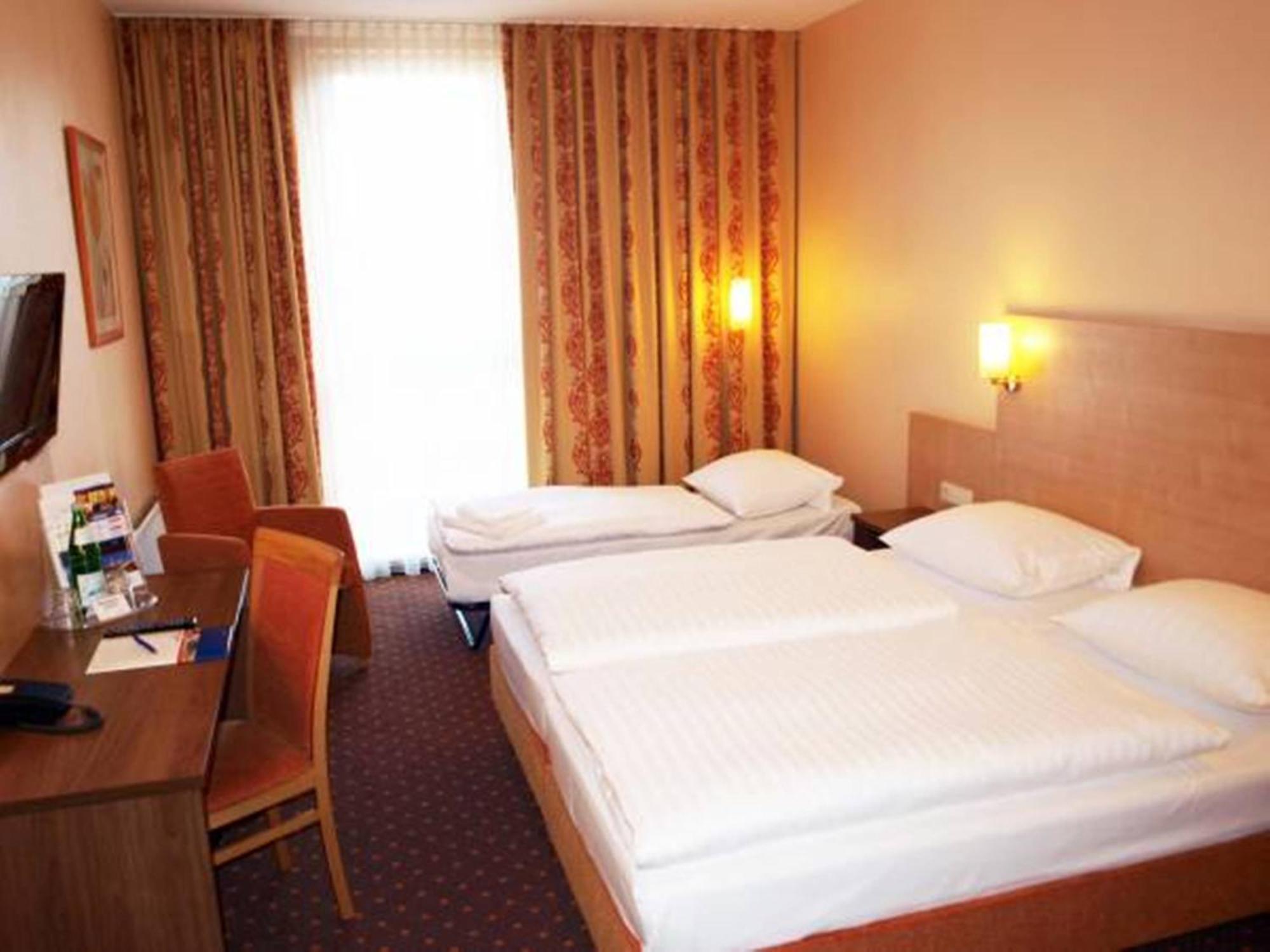 Plaza Charlottenburg Hotel 3*
