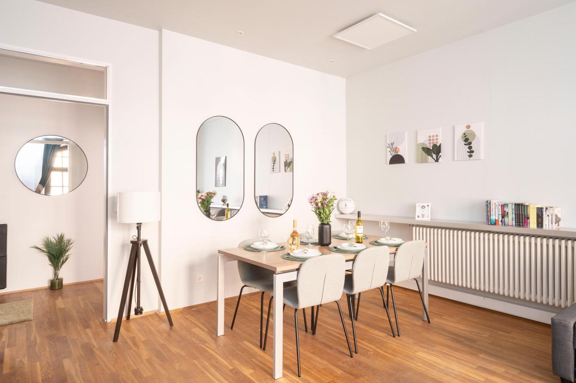 Homely - Central, Spacious, Rosenthaler Platz I Cafe Apartment *
