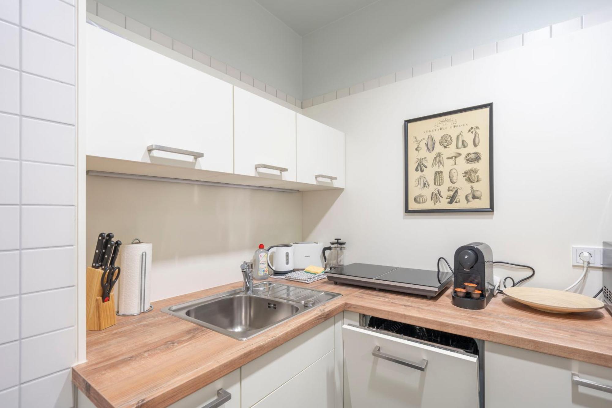 Homely - Central, Spacious, Rosenthaler Platz I Cafe Apartment Berlin