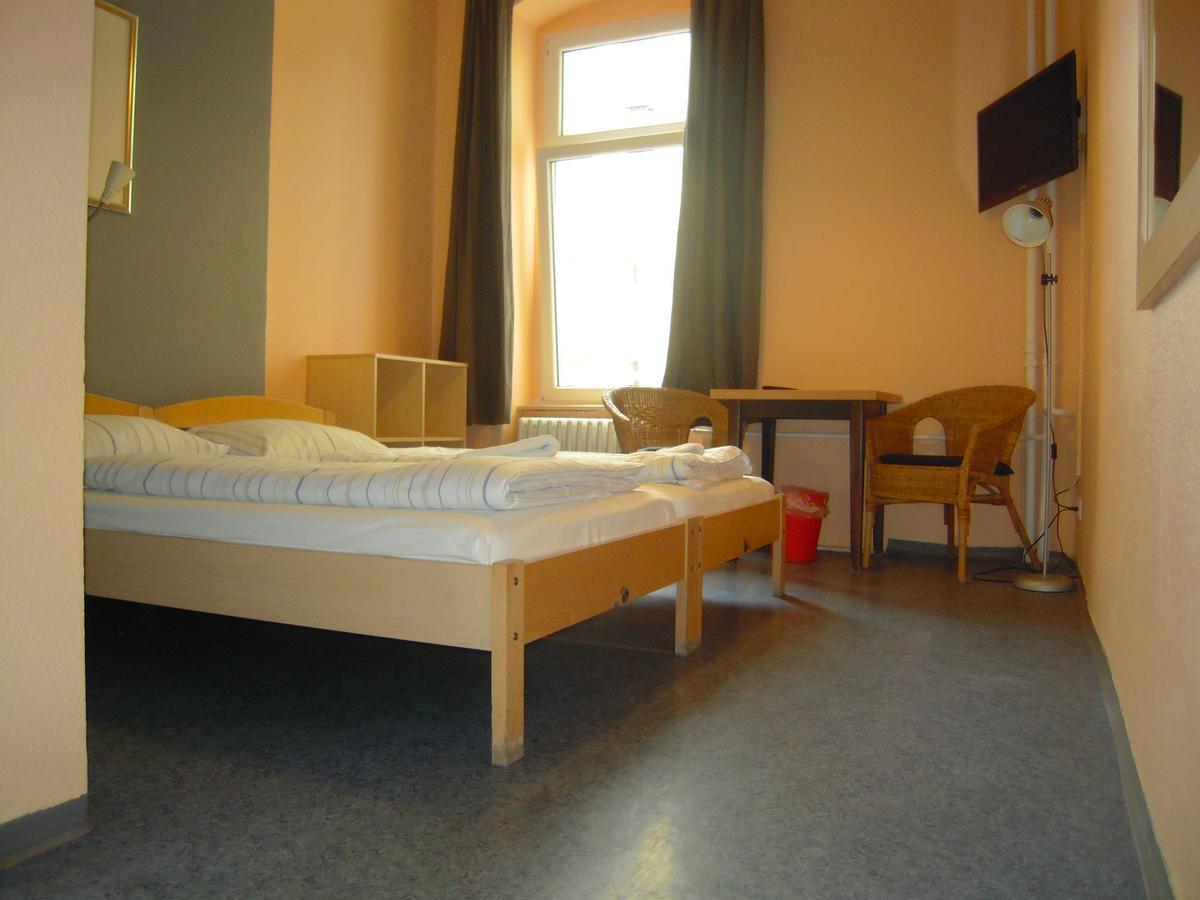 Happy Go Lucky + Schoneberg Hotell Berlin