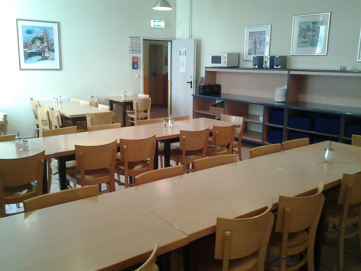 Happy Go Lucky + Schoneberg Hotell 2*