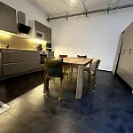 Cozy Rosy Room In Vibrant Area 4