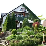 Premium Gruppenunterkunft Fuer Bis Zu 25 Gaeste Im Garten Mit Badefass