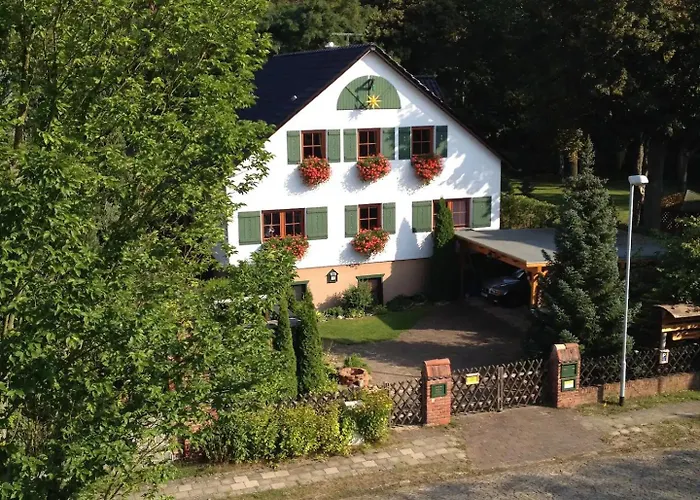 Premium Gruppenunterkunft Fuer Bis Zu 25 Gaeste Im Garten Mit Badefass
