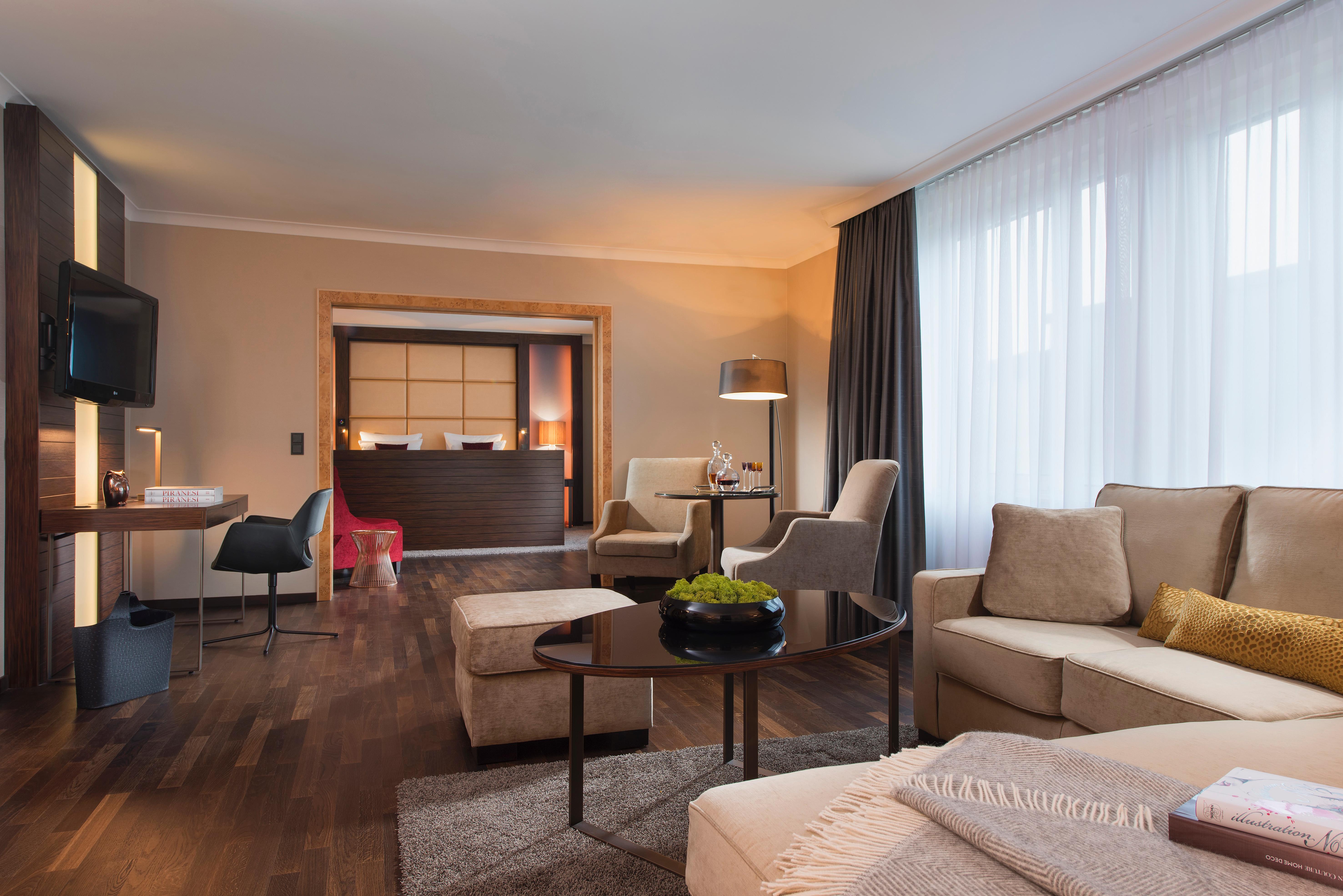 Palace Hotell 5*