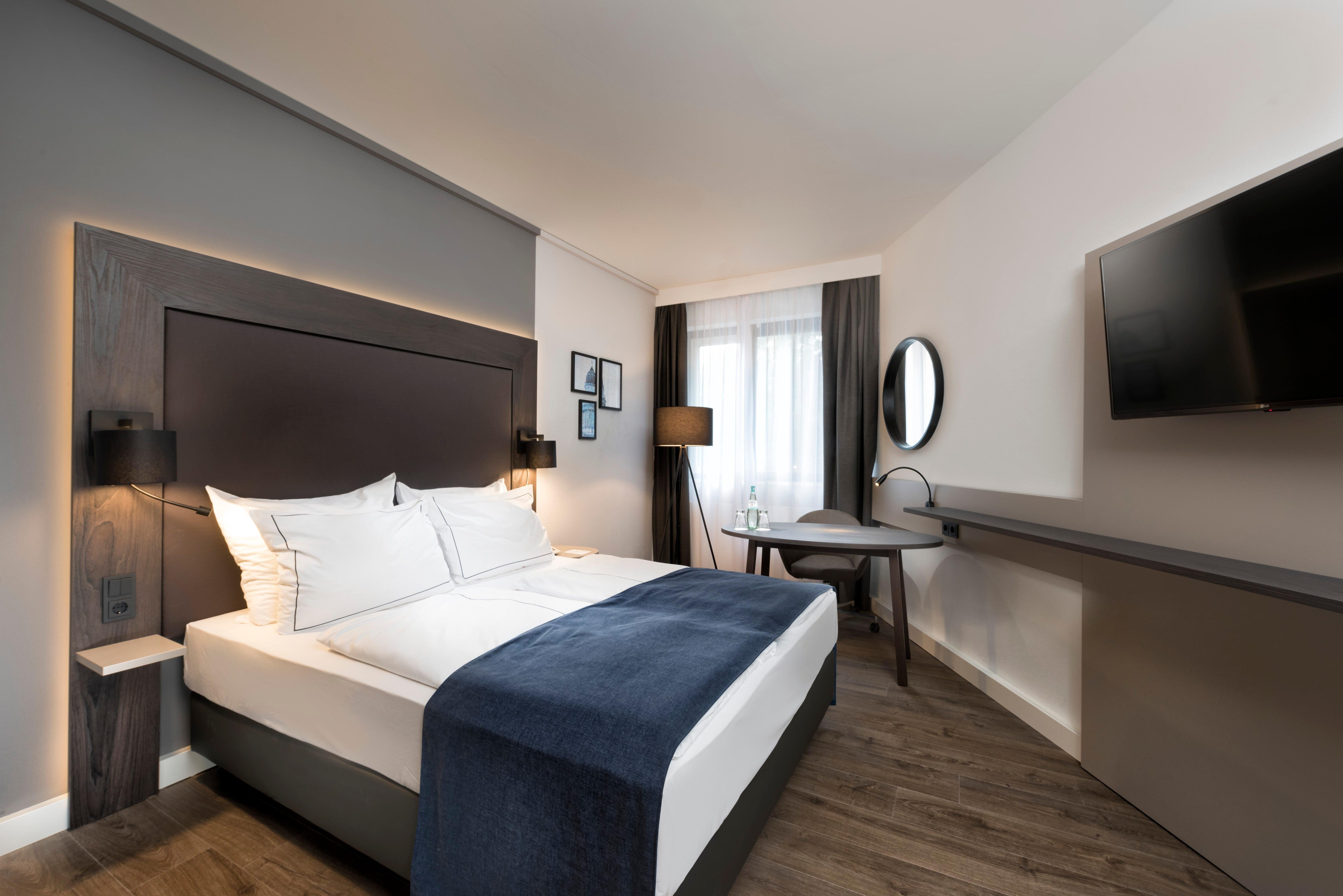 City-west By Ihg Hotell