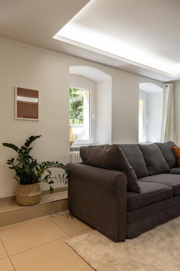 Spacious In Hemholtzkiez Prenzlauer Berg For 8 People Apartment *