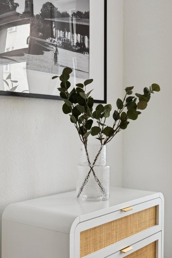 Apartment 1a *