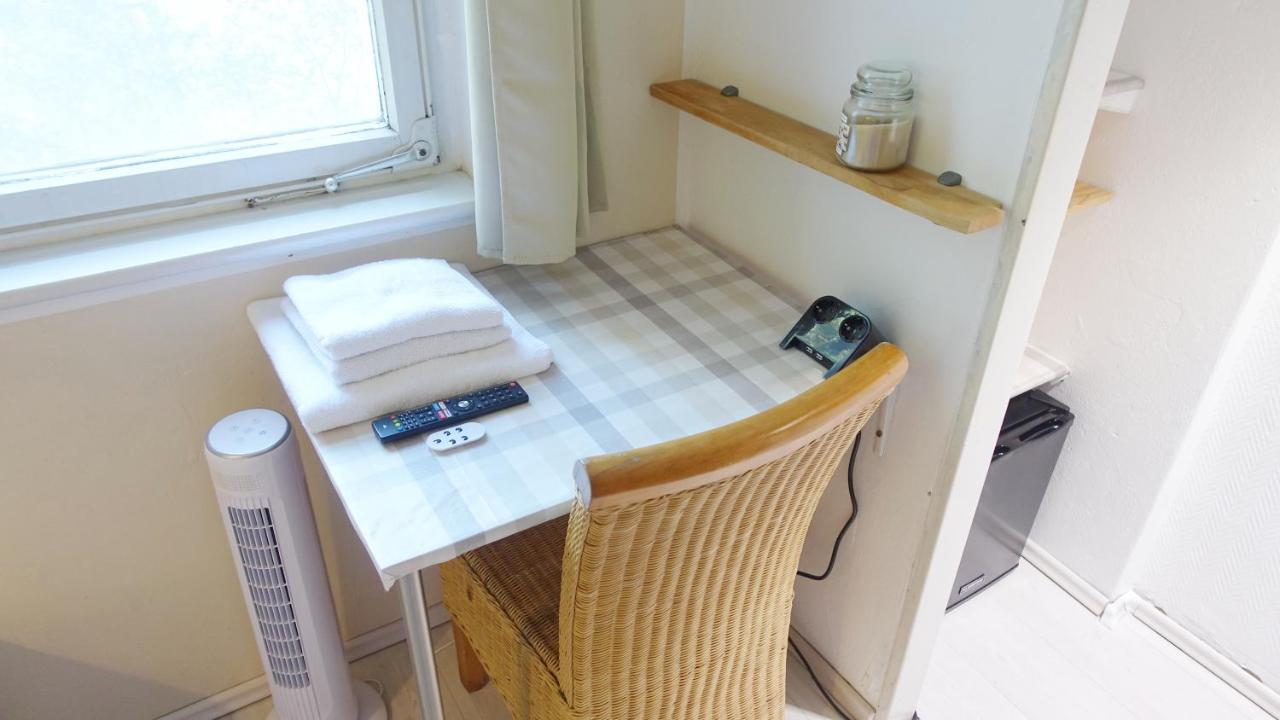 1 Zimmer In Wohngemeinschaft, Netflix, Premium Kabelfernsehen, Küche