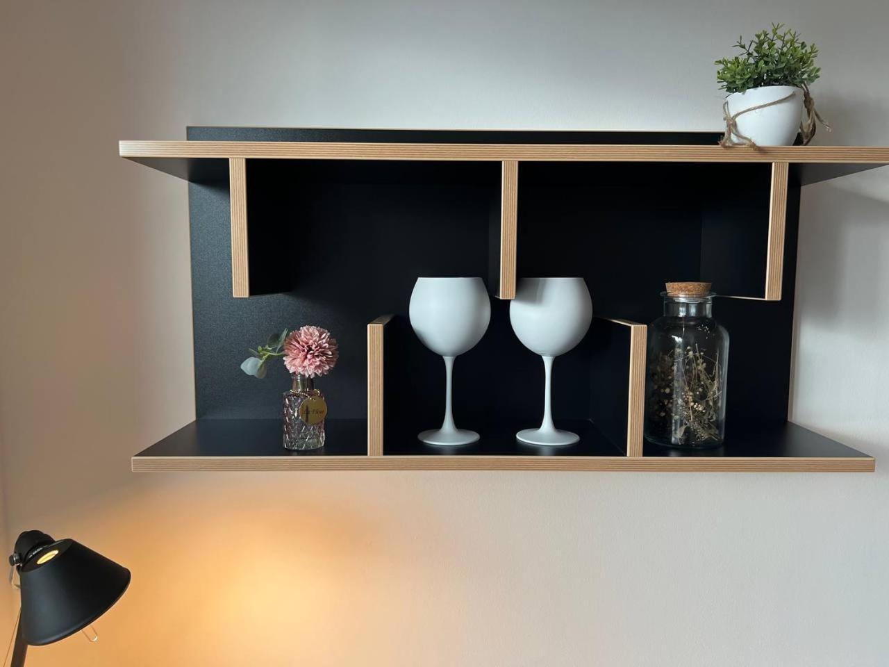 Cozy Modern Next To Easy Side Galley Lägenhet