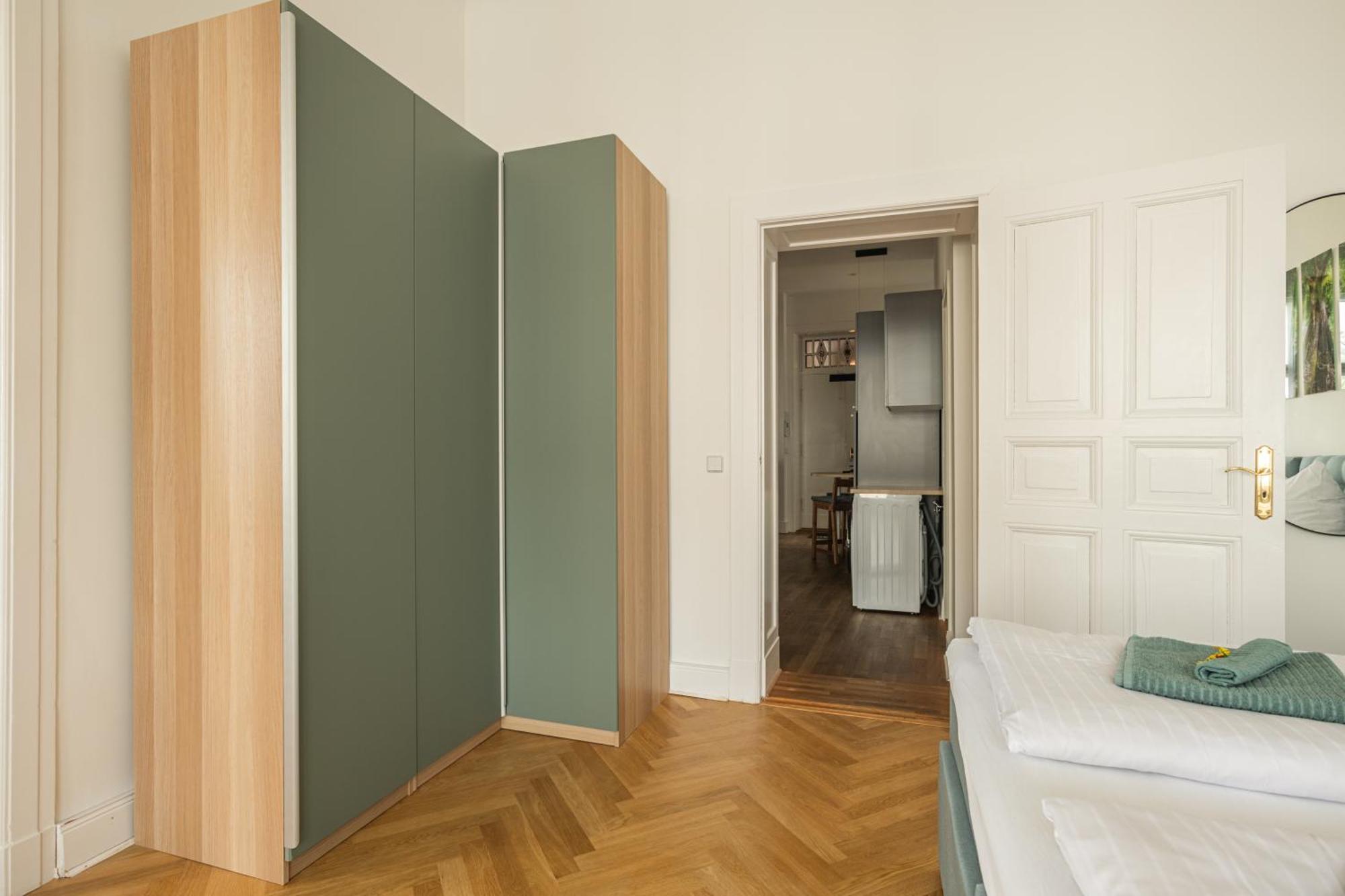 Lägenhet Kaiser 02 By Rockchair L Superhost Status L 3 Bedrooms Boxspringbeds 2 Bathrooms L Cozy Family & Business Flair 155 Sqm 3 Balcony 2nd Floor Elevator Up To 10 Guests Welcomes You!