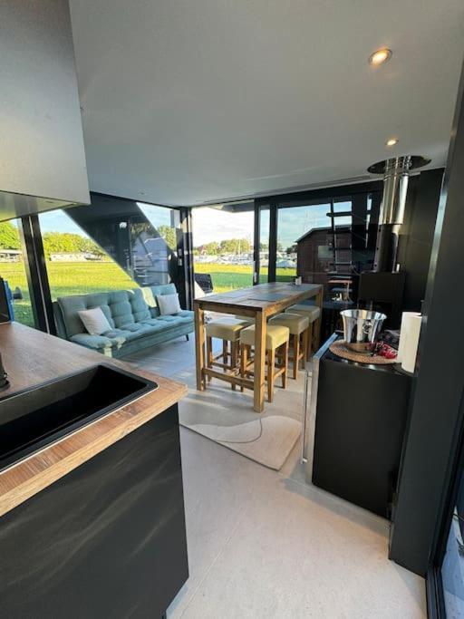 Bådhotel Wave-lounge, Exklusives Hausboot In