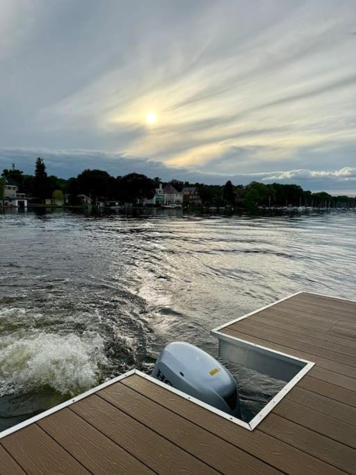Wave-lounge, Exklusives Hausboot In Bådhotel *