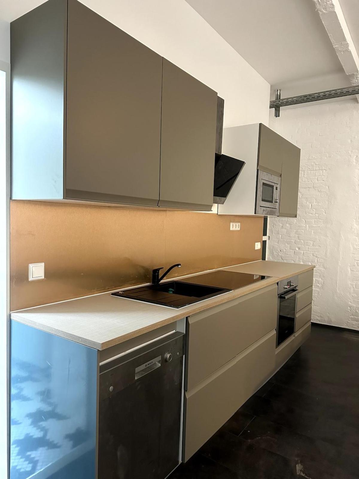 Classic Black In Vibrant Area 6 Apartment *