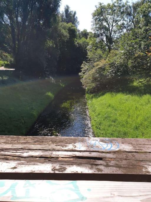 Gemuetliches Am Bach Nahe Bus Und Bahn Lägenhet