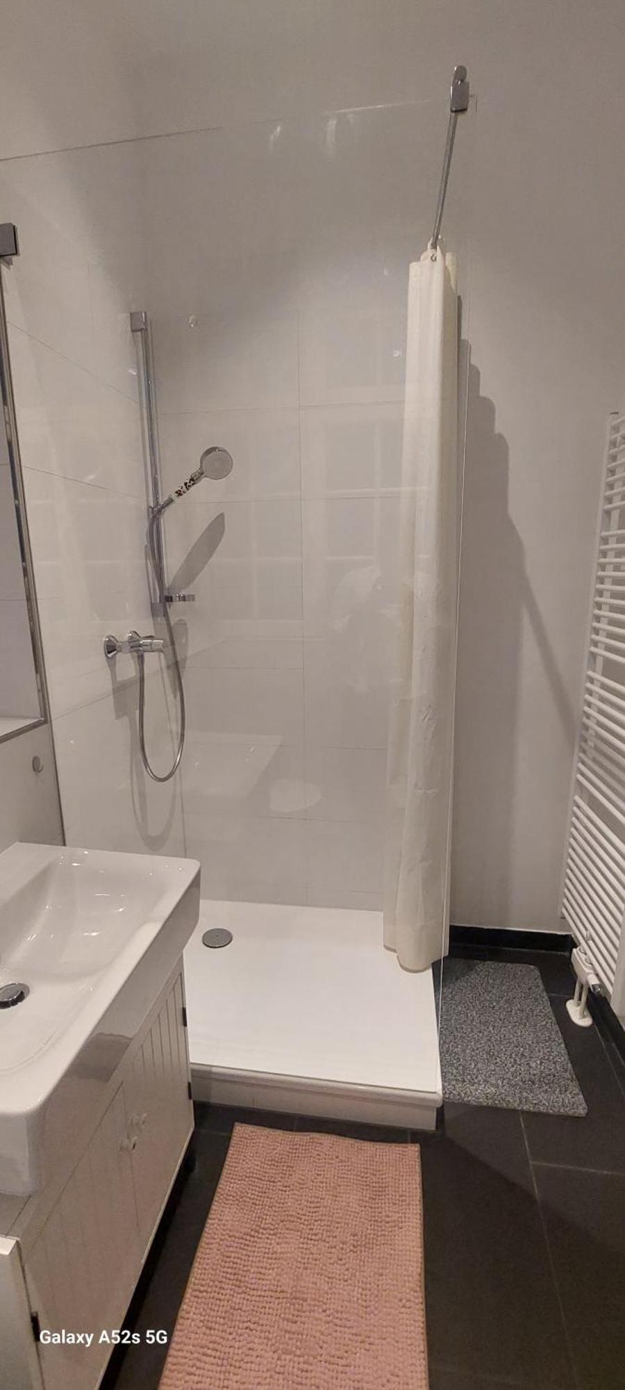 Quiet With Private Bathroom In A Local Privatunterkunft