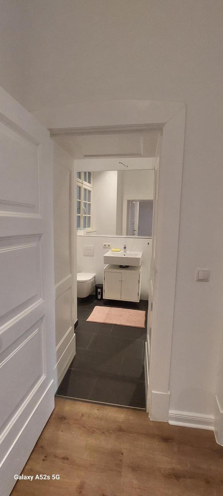 Quiet With Private Bathroom In A Local Privatunterkunft Berlin