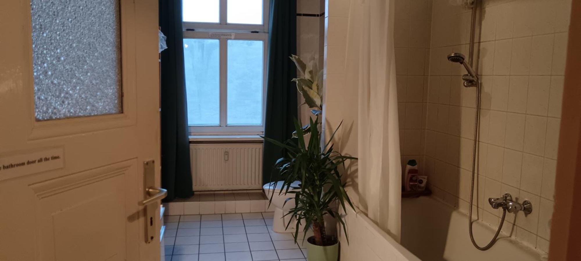 Sharing Bedroom With Host Near Alexanderplatz Vandrarhem *