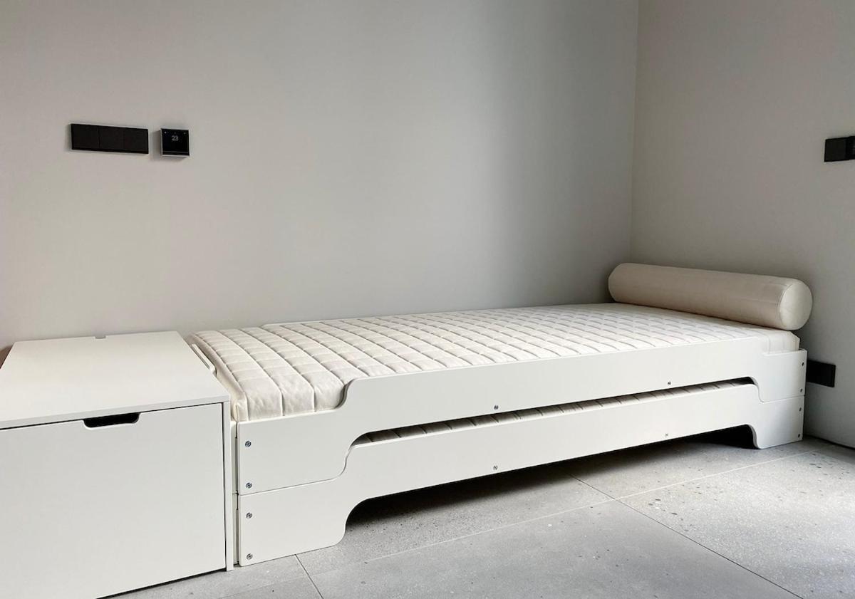 With A Bathroom And Private Entrance Door Apartment *