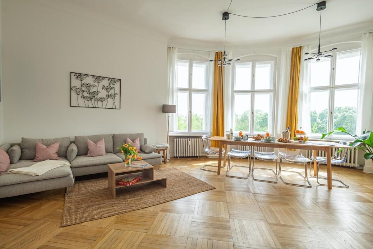 Kaiser 04 By Rockchair L Superhost Status L 3 Bedrooms Boxspringbeds 2 Bathrooms L Cozy Family & Business Flair 155 Sqm 3 Balcony 4th Floor Elevator Up To 10 Guests Welcomes You! *