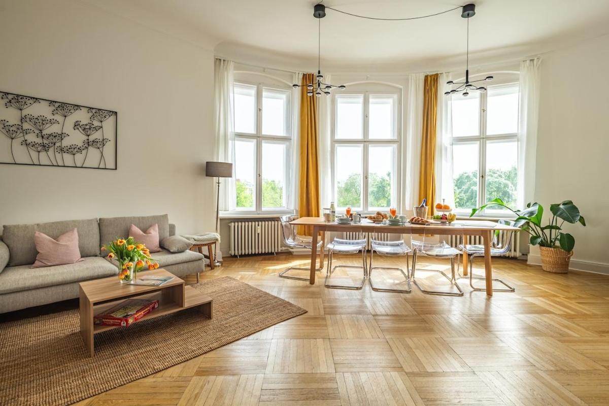 Appartement Kaiser 04 By Rockchair L Superhost Status L 3 Bedrooms Boxspringbeds 2 Bathrooms L Cozy Family & Business Flair 155 Sqm 3 Balcony 4th Floor Elevator Up To 10 Guests Welcomes You! Berlin