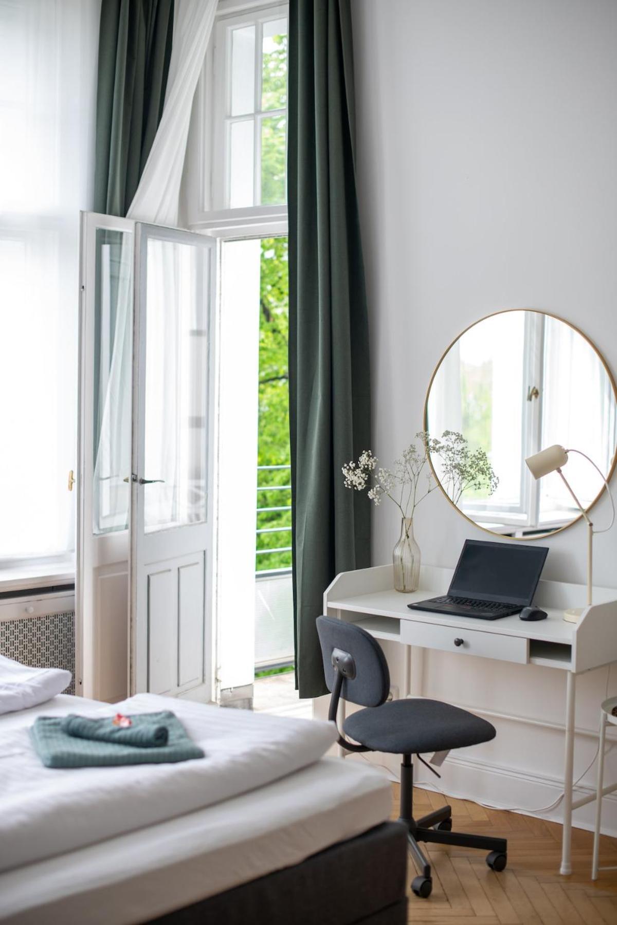 Kaiser 04 By Rockchair L Superhost Status L 3 Bedrooms Boxspringbeds 2 Bathrooms L Cozy Family & Business Flair 155 Sqm 3 Balcony 4th Floor Elevator Up To 10 Guests Welcomes You! Berlin