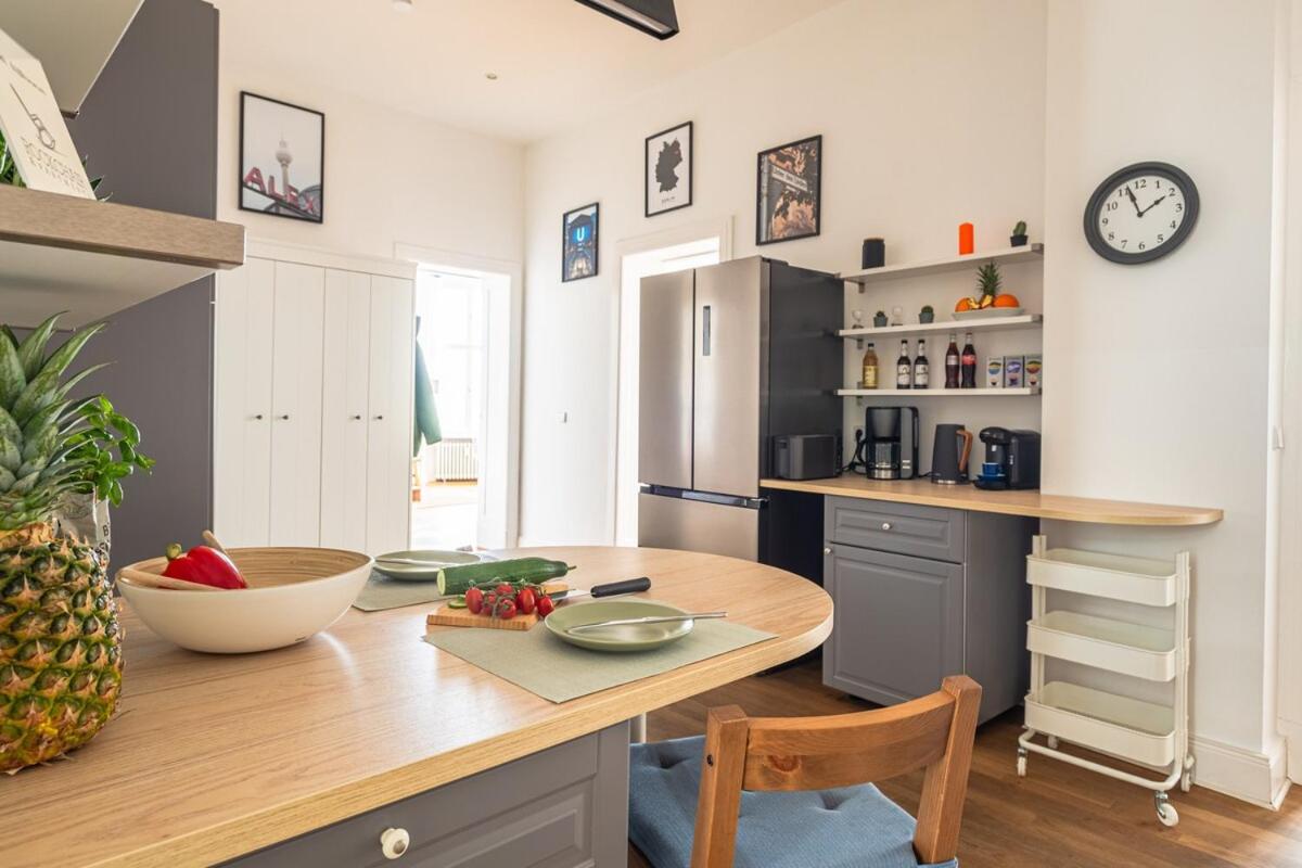 Kaiser 04 By Rockchair L Superhost Status L 3 Bedrooms Boxspringbeds 2 Bathrooms L Cozy Family & Business Flair 155 Sqm 3 Balcony 4th Floor Elevator Up To 10 Guests Welcomes You! Appartement