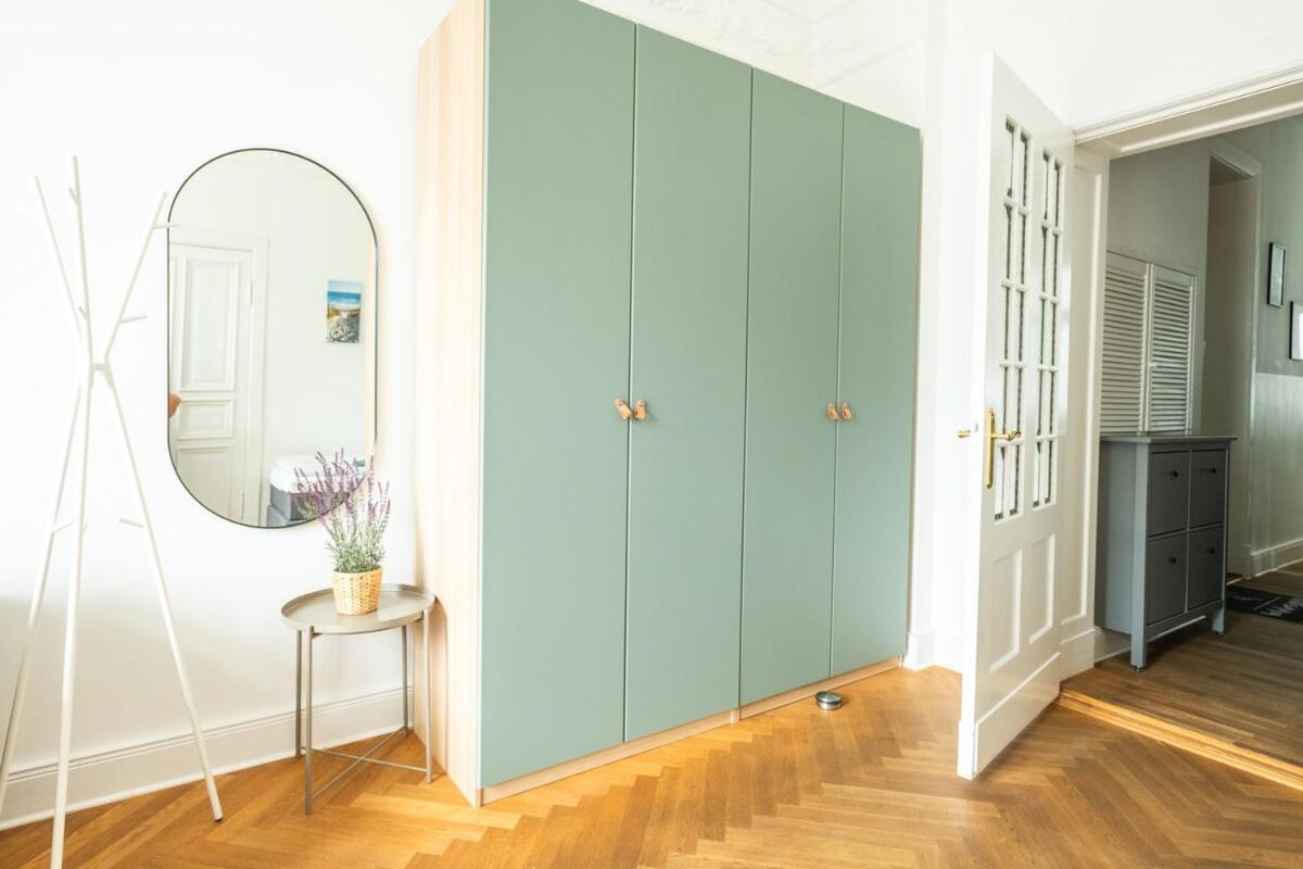 Appartement Kaiser 04 By Rockchair L Superhost Status L 3 Bedrooms Boxspringbeds 2 Bathrooms L Cozy Family & Business Flair 155 Sqm 3 Balcony 4th Floor Elevator Up To 10 Guests Welcomes You! *
