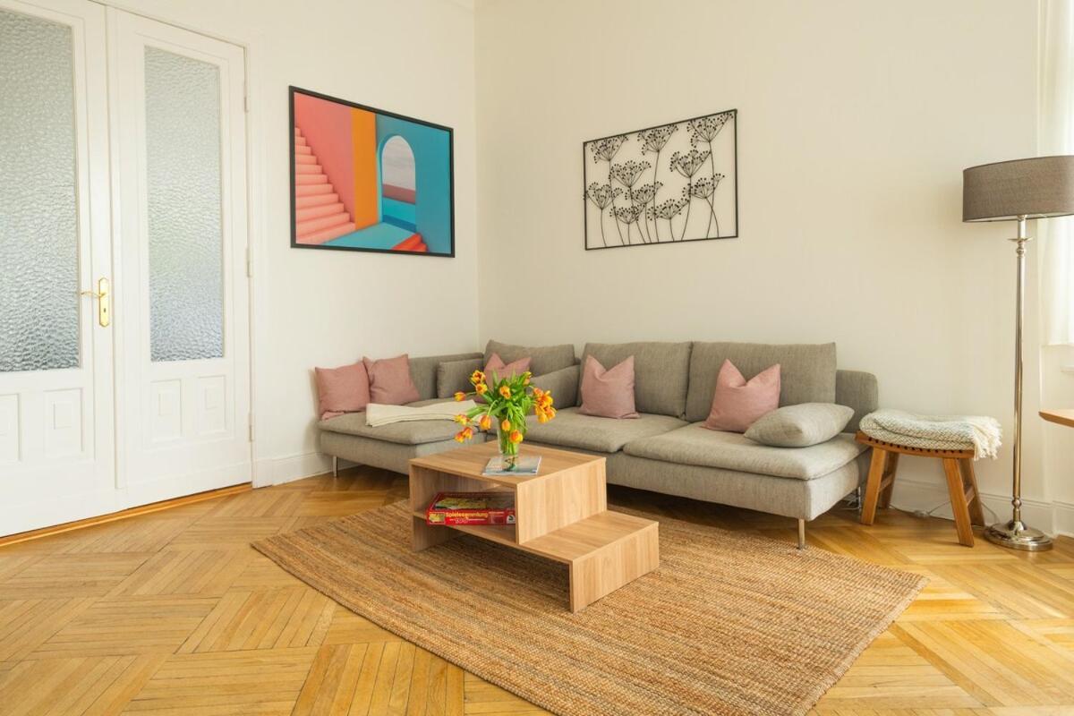 Kaiser 04 By Rockchair L Superhost Status L 3 Bedrooms Boxspringbeds 2 Bathrooms L Cozy Family & Business Flair 155 Sqm 3 Balcony 4th Floor Elevator Up To 10 Guests Welcomes You! * Berlin
