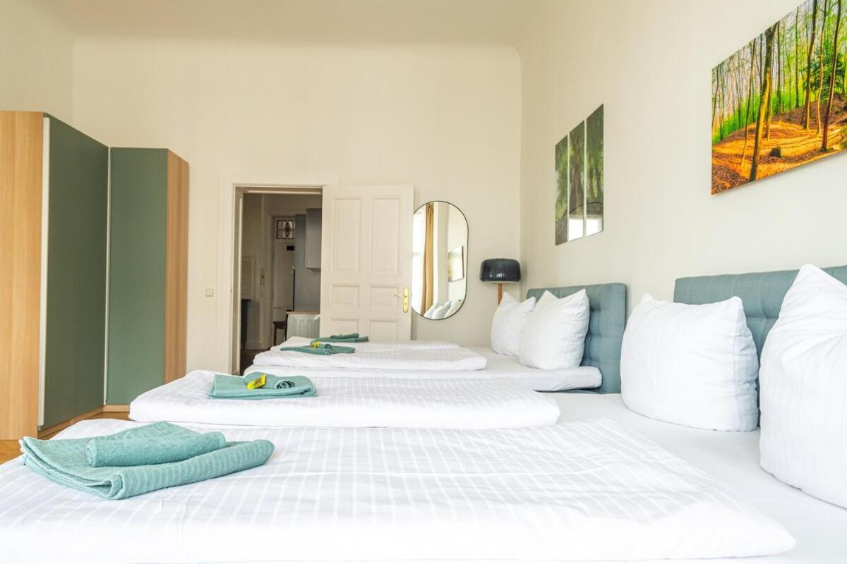 Kaiser 04 By Rockchair L Superhost Status L 3 Bedrooms Boxspringbeds 2 Bathrooms L Cozy Family & Business Flair 155 Sqm 3 Balcony 4th Floor Elevator Up To 10 Guests Welcomes You! Appartement