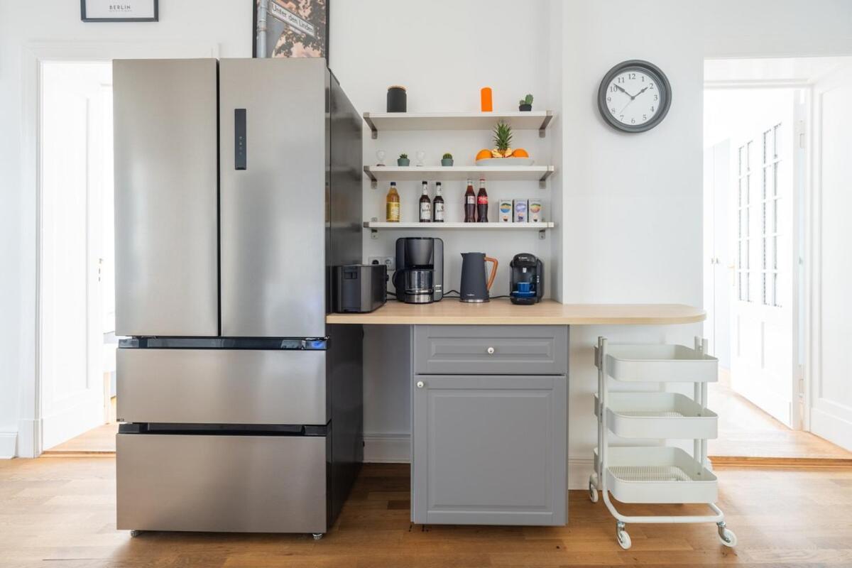 Kaiser 04 By Rockchair L Superhost Status L 3 Bedrooms Boxspringbeds 2 Bathrooms L Cozy Family & Business Flair 155 Sqm 3 Balcony 4th Floor Elevator Up To 10 Guests Welcomes You! Appartement Berlin
