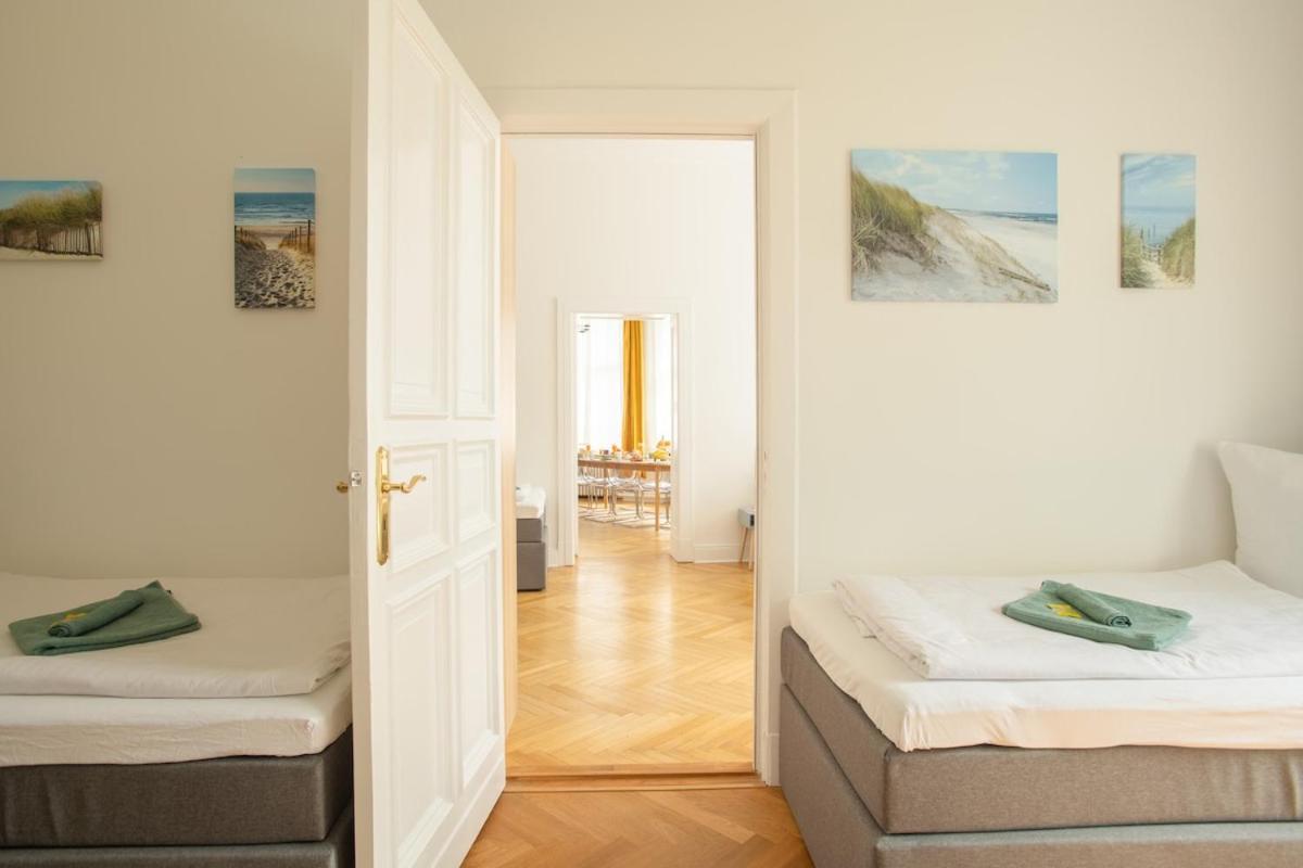 Kaiser 04 By Rockchair L Superhost Status L 3 Bedrooms Boxspringbeds 2 Bathrooms L Cozy Family & Business Flair 155 Sqm 3 Balcony 4th Floor Elevator Up To 10 Guests Welcomes You! Appartement