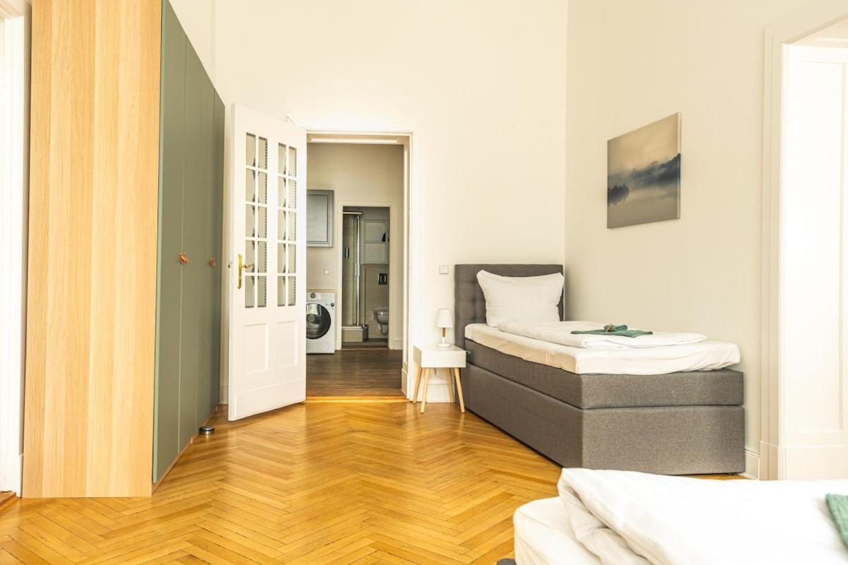 Appartement Kaiser 04 By Rockchair L Superhost Status L 3 Bedrooms Boxspringbeds 2 Bathrooms L Cozy Family & Business Flair 155 Sqm 3 Balcony 4th Floor Elevator Up To 10 Guests Welcomes You!