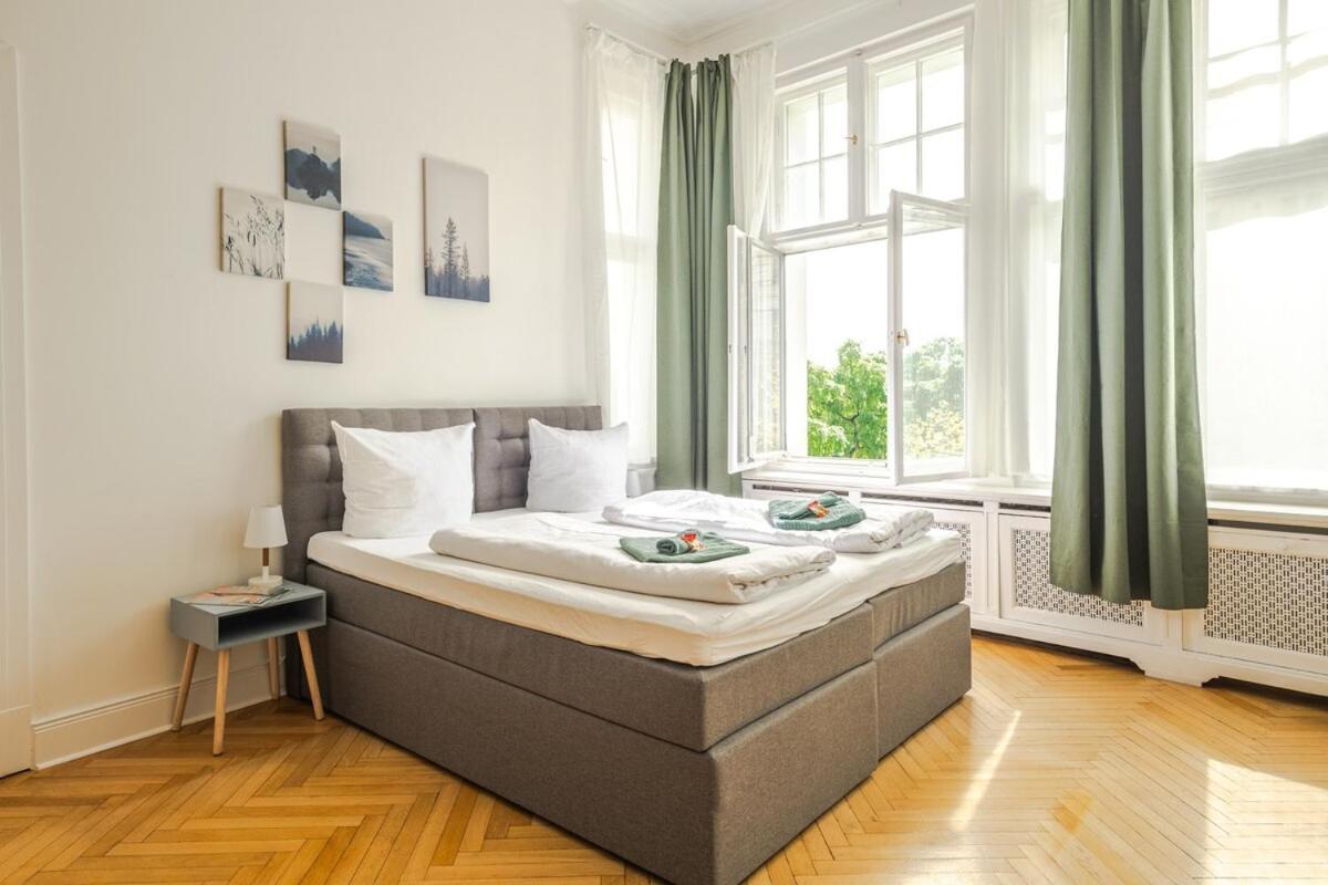 Kaiser 04 By Rockchair L Superhost Status L 3 Bedrooms Boxspringbeds 2 Bathrooms L Cozy Family & Business Flair 155 Sqm 3 Balcony 4th Floor Elevator Up To 10 Guests Welcomes You! Appartement