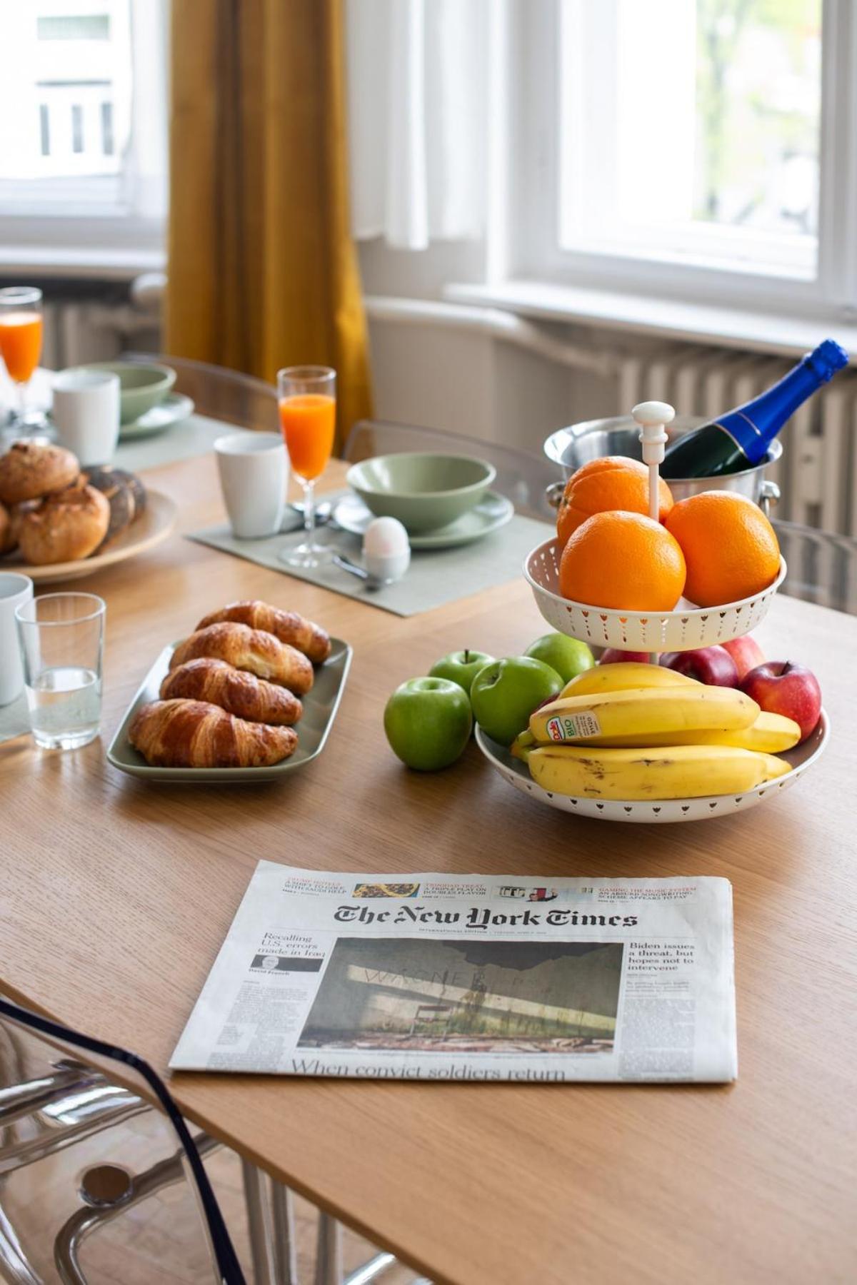 Appartement Kaiser 04 By Rockchair L Superhost Status L 3 Bedrooms Boxspringbeds 2 Bathrooms L Cozy Family & Business Flair 155 Sqm 3 Balcony 4th Floor Elevator Up To 10 Guests Welcomes You! Berlin