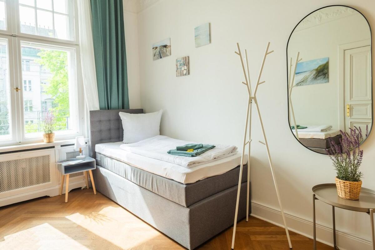 Kaiser 04 By Rockchair L Superhost Status L 3 Bedrooms Boxspringbeds 2 Bathrooms L Cozy Family & Business Flair 155 Sqm 3 Balcony 4th Floor Elevator Up To 10 Guests Welcomes You! Appartement *