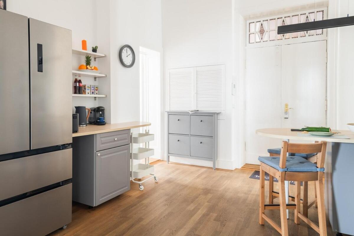 Kaiser 04 By Rockchair L Superhost Status L 3 Bedrooms Boxspringbeds 2 Bathrooms L Cozy Family & Business Flair 155 Sqm 3 Balcony 4th Floor Elevator Up To 10 Guests Welcomes You! Berlin