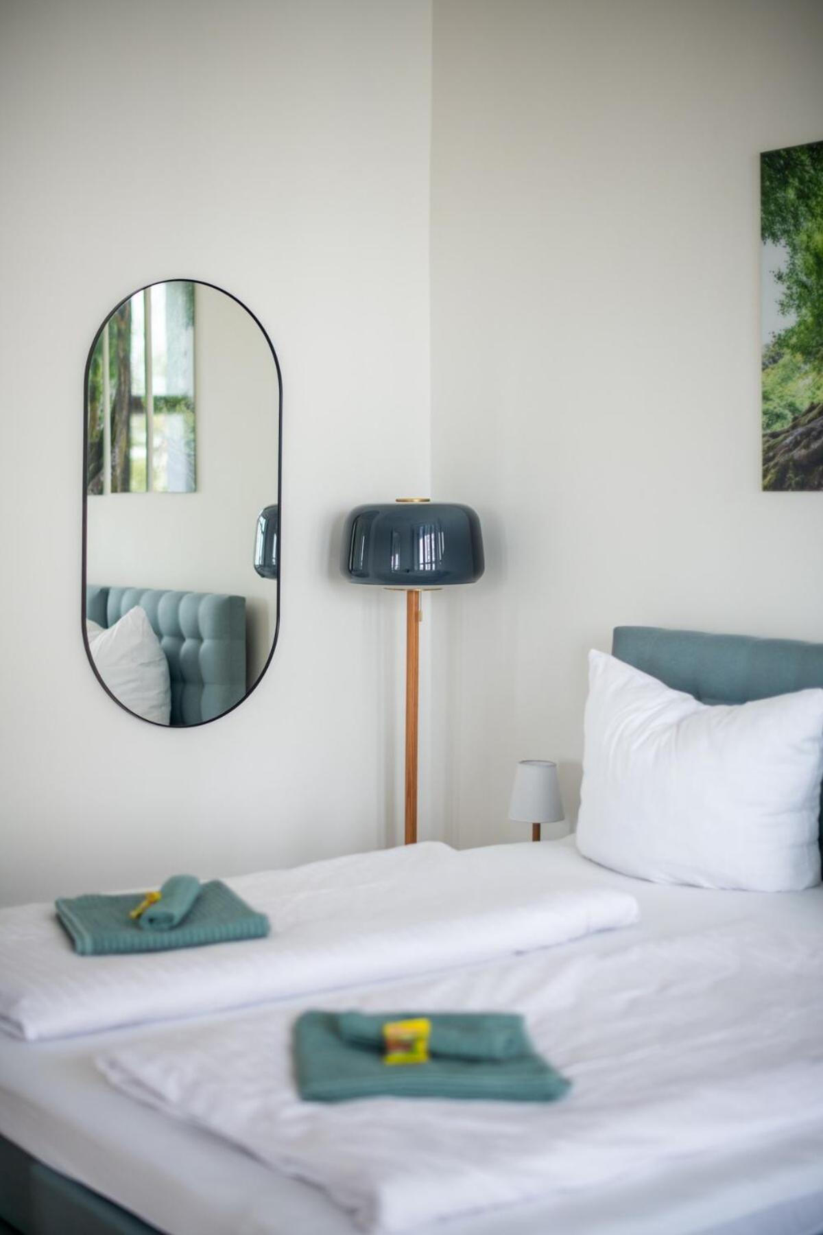 Kaiser 04 By Rockchair L Superhost Status L 3 Bedrooms Boxspringbeds 2 Bathrooms L Cozy Family & Business Flair 155 Sqm 3 Balcony 4th Floor Elevator Up To 10 Guests Welcomes You! Appartement Berlin